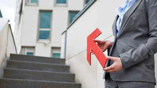 Anzugtraegerin_positiv_54175477_AS_Robert-Kneschke