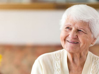 Seniorin_AdobeStock_264597182-AS-pikselstock