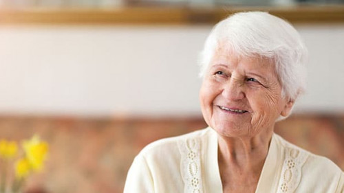 Seniorin_AdobeStock_264597182-AS-pikselstock