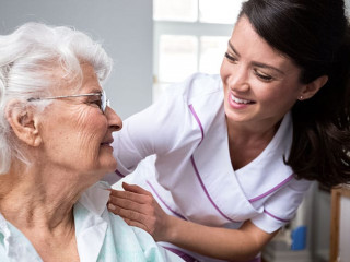 Alte-Frau-Pflegerin-191524692-AS-didesign