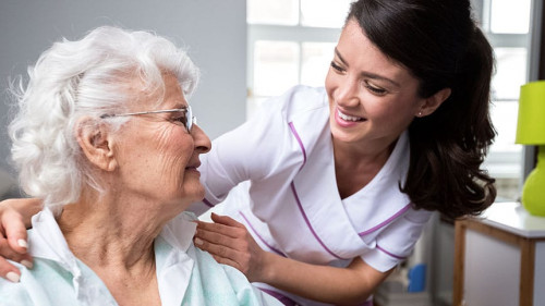 Alte-Frau-Pflegerin-191524692-AS-didesign