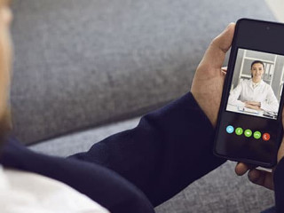 Anzugtraeger_Arzt_Handy_332732303_AS_Studio_Romantic