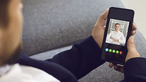 Anzugtraeger_Arzt_Handy_332732303_AS_Studio_Romantic