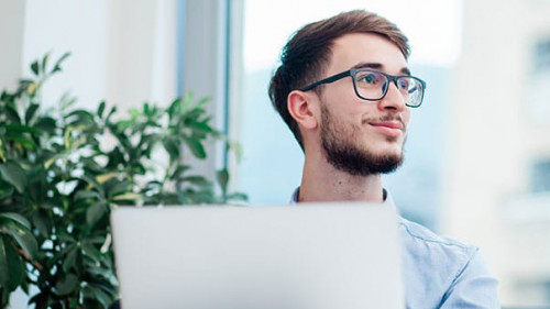 Mann-Laptop-330092700-AS-SuterenStudio