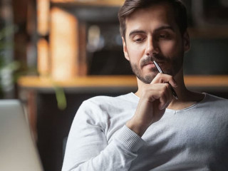 Mann-skeptisch-315701833-AS-fizkes