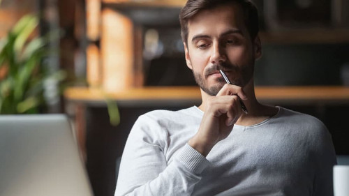 Mann-skeptisch-315701833-AS-fizkes