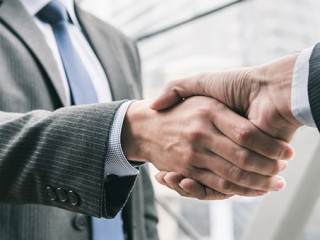 Business-Handschlag-201306748-AS-Atstock-Productions