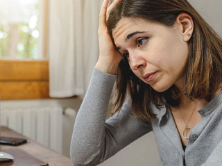 Frau-verzweifelt-344177648-AS-PintauStudio