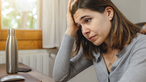 Frau-verzweifelt-344177648-AS-PintauStudio