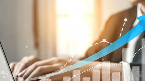 Businesmann-invest-328893744-AS-BluePlanetStudio