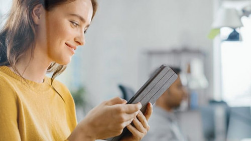 Frau-Tablet-356686871-AS-Gorodenkoff