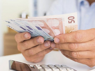 Geldscheine-Rechner-58529964-AS-ldprod