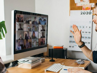 Mann-Homeoffice-339717328-AS-Girts