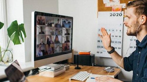 Mann-Homeoffice-339717328-AS-Girts