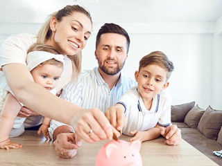 Familie-Sparschwein-213911065-AS-StudioRomantic