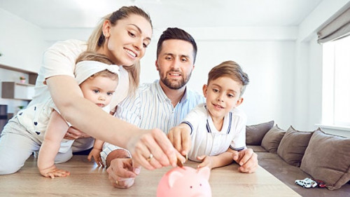 Familie-Sparschwein-213911065-AS-StudioRomantic