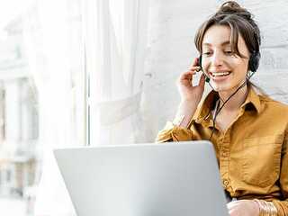 Frau-Headset-334384629-AS-rh2010
