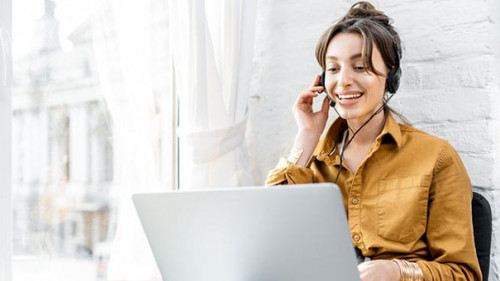 Frau-Headset-334384629-AS-rh2010