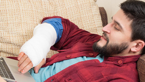 Mann-Sofa-Laptop-108870030-AS-filistimlyanin1