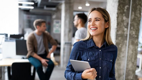 Frau-Buero-Tablet-316777839-AS-NDABCREATIVITY