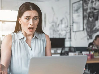 Frau-geschockt-Laptop-204828122-AS-YakobchukOlena