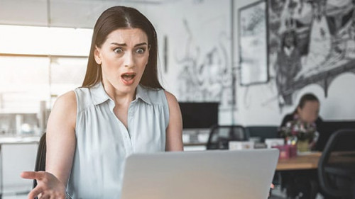 Frau-geschockt-Laptop-204828122-AS-YakobchukOlena