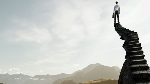 Anzugtraeger-Treppe-176028849-AS--Sergey-Nivens