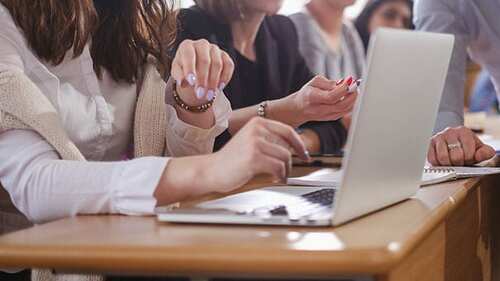 Laptop-Schule-292322214-AS-NejronPhoto