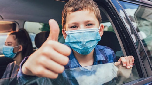 Junge-Maske-Auto-344533948-AS-Mediteraneo