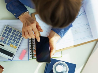 Frau-Handy-Taschenrechner-334274837-AS-Alliance