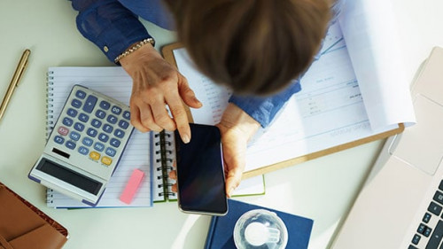 Frau-Handy-Taschenrechner-334274837-AS-Alliance