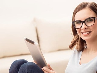 Junge-Frau-Tablet-107798044-AS-zinkevych
