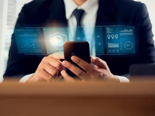 Anzugtraeger-Smartphone-325582394-AS-sitthiphong