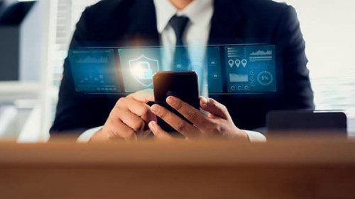 Anzugtraeger-Smartphone-325582394-AS-sitthiphong