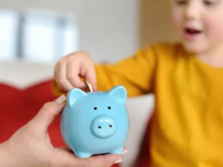 Kind-Sparschwein-328802583-AS-MariaSbytova