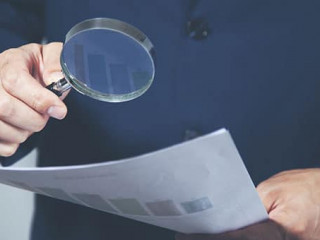 Anzugtraeger-Lupe-233600939-AS-Tiko