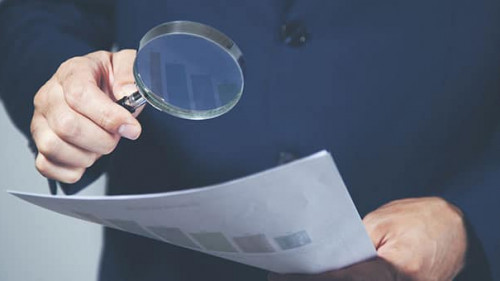 Anzugtraeger-Lupe-233600939-AS-Tiko