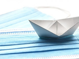 Papierboot-Maske-361556856-AS-CsabaPeterdi