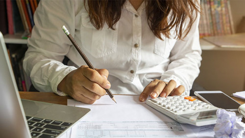 Frau-Laptop-Taschenrechner-282390062-AS-prachid