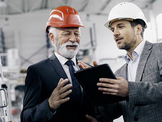 Anzugtraeger-Tablet-Helm-343238765-AS--JustLife