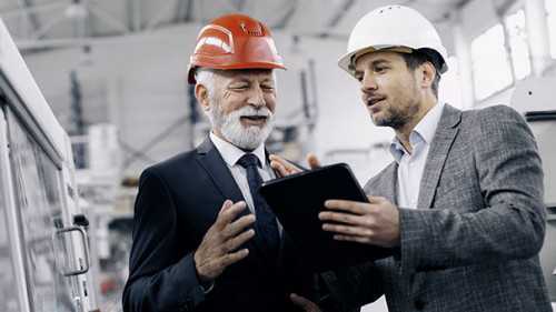 Anzugtraeger-Tablet-Helm-343238765-AS--JustLife