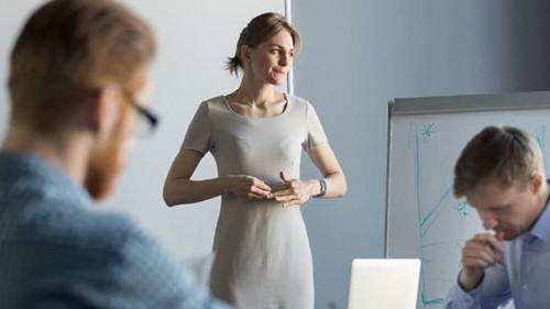 Frau-Meeting-Stress-226256948-AS-fizkes