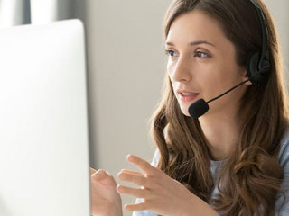 Frau-Headset-Computer-368441812-AS-fizkes