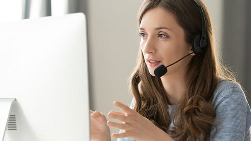 Frau-Headset-Computer-368441812-AS-fizkes