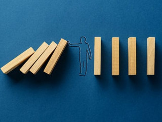 Dominosteine-Maennchen-297839297-AS-Gajus