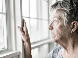Seniorin-Fenster-einsam-315666800-AS-pololia