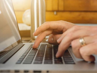 Haende-Laptop-Ring-344158291-AS-Pintau-Studio