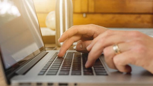 Haende-Laptop-Ring-344158291-AS-Pintau-Studio