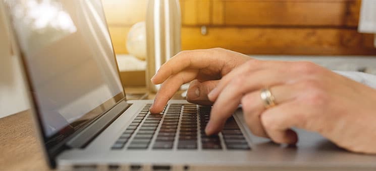 Haende-Laptop-Ring-344158291-AS-Pintau-Studio