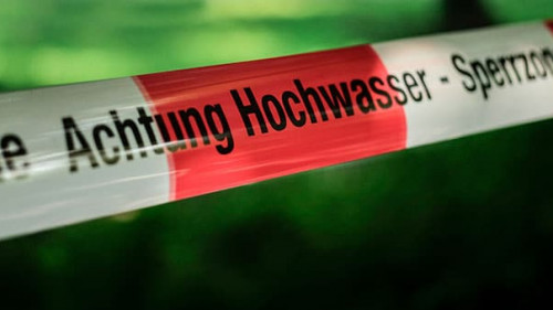 Hochwasser-Absperrband-446226938-AS-Ziska